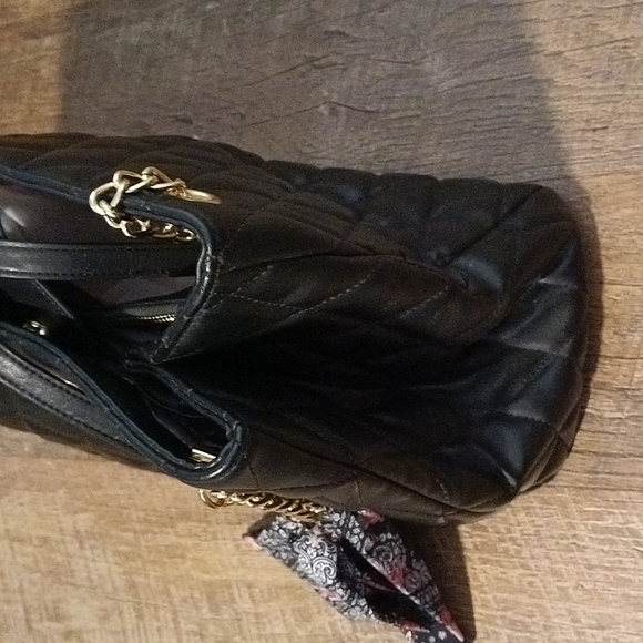 Betsey Johnson quilted soft faux leather bag with chain handles 😍😍😍 - Picture 4 of 13